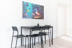 Dining - Convenient 2BR Apt. Near U6 Station am Schöpfwerk (Wien)