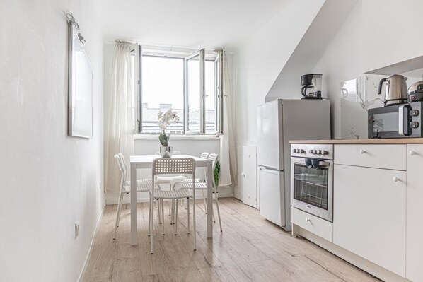 Fridge, microwave, oven, stovetop