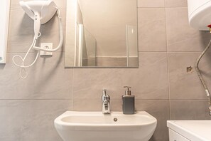 Shower, hair dryer, towels, soap - Convenient 2BR Apt. Near U6 Station am Schöpfwerk (Vienna)