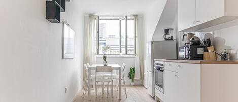 Réfrigérateur, four à micro-ondes, un four, surface de cuisson