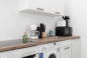 Refrigerador, microondas, cafetera y tetera y utensilios de cocina 