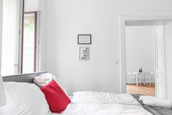 4 bedrooms, iron/ironing board, WiFi, bed sheets