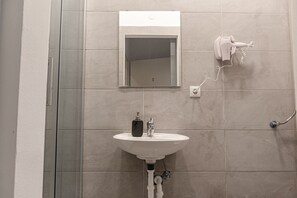 Hair dryer, towels, soap, shampoo - Joyful 4BR Apt @ Superb Location near AKH Hospital (Vienna)