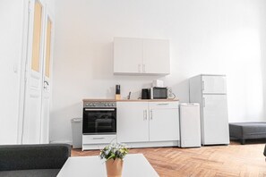 Mikrowelle, Ofen, Herdplatte, Wasserkocher mit Kaffee-/Teezubehör