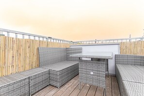 Terrace/patio - Luxury Penthouse Panorama: Your Vienna Retreat (Vienna)