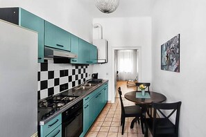 Fridge, oven, stovetop, cookware/dishes/utensils