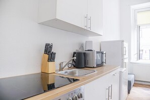 オーブン、コンロ、トースター、調理器具と食器