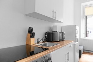 オーブン、コンロ、調理器具と食器