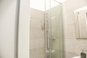 シャワー、ヘアドライヤー、タオル、石鹸