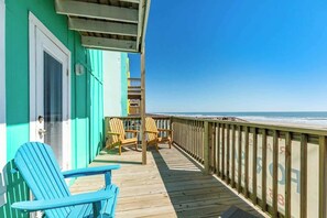 Property grounds - Beachfront Bliss: Family-Friendly Surfside Getaway (Surfside Beach)