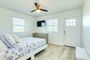3 bedrooms, travel crib, WiFi, bed sheets - Modern Coastal Retreat Steps from Surfside Beach (Surfside Beach)