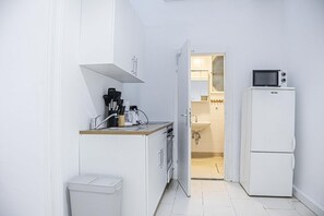Un four, surface de cuisson, cafetière-théière, grille-pain