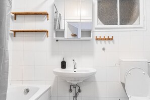 Sèche-cheveux, serviettes fournies, savon, shampoing