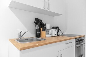 Oven, stovetop, coffee/tea maker, cookware/dishes/utensils