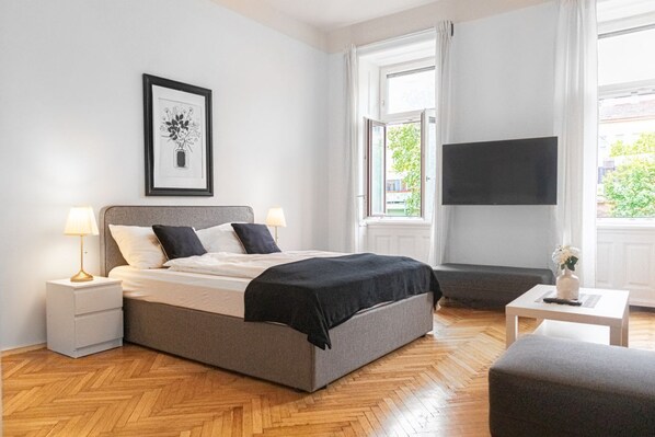 3 habitaciones, tabla de planchar con plancha, wifi y ropa de cama 
