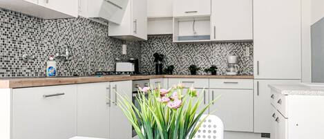 Réfrigérateur, micro-ondes, four, plaque de cuisson