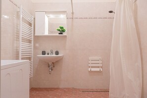 シャワー、ヘアドライヤー、タオル、シャンプー