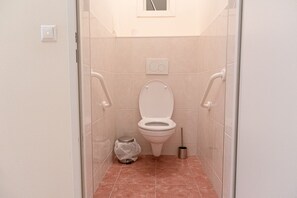 シャワー、ヘアドライヤー、タオル、シャンプー