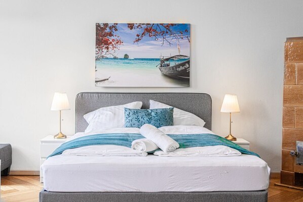 6 bedrooms, iron/ironing board, WiFi, bed sheets