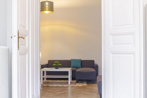 Smart TV - Retro Charm Budget 1BR Apartment near AKH Hospital (Vienna)