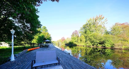 Waterfront ~ hot tub/ sauna
