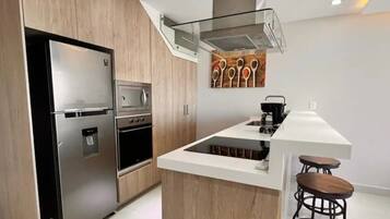 Frigorífico, microondas, horno y placa de cocina