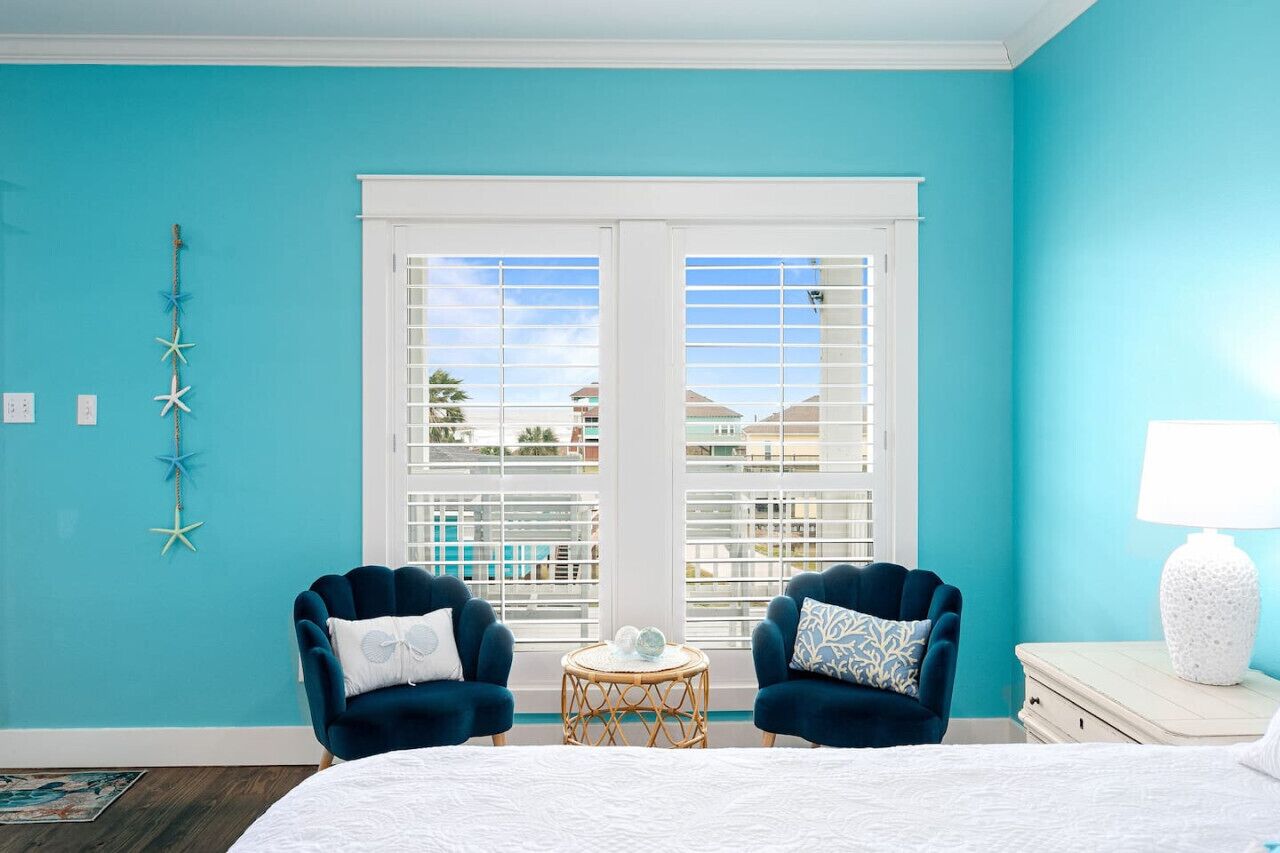 4 chambres, bureau, fer et planche à repasser, lit parapluie