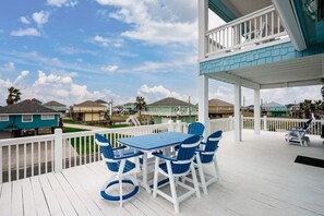 Outdoor dining - The Turtle Club: 2 Luxury King Suites with Ocean Views, Walk to Beach, Pickleball (Bolivar Peninsula)