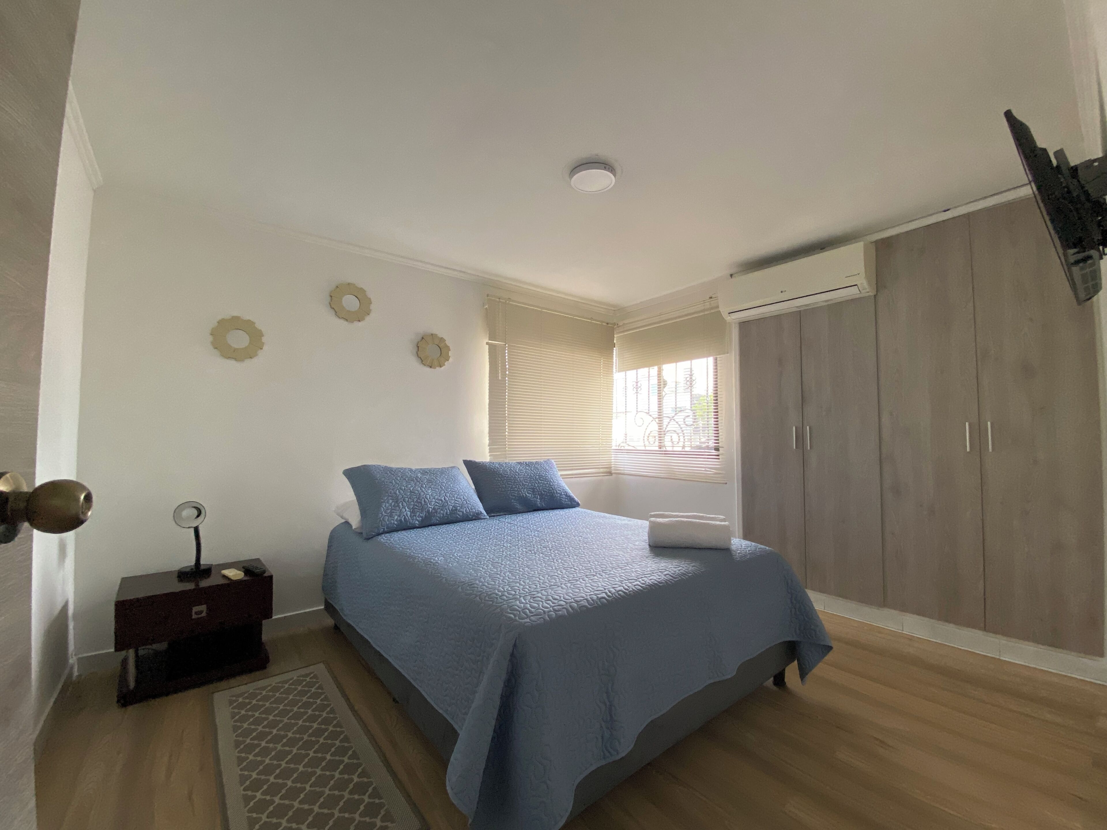 2 slaapkamers, een strijkplank/strijkijzer, gratis wifi, beddengoed