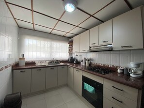 Fridge, oven, stovetop, dishwasher