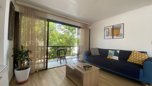 A modern living room with a sofa, coffee table, and a potted plant. - Apartamento Amplio, Tranquilo , Cómodo y Seguro a 5 min de CC Buenavista, Viva (Barranquilla)