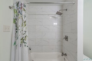 Douche, séchoir à cheveux, serviettes fournies, savon