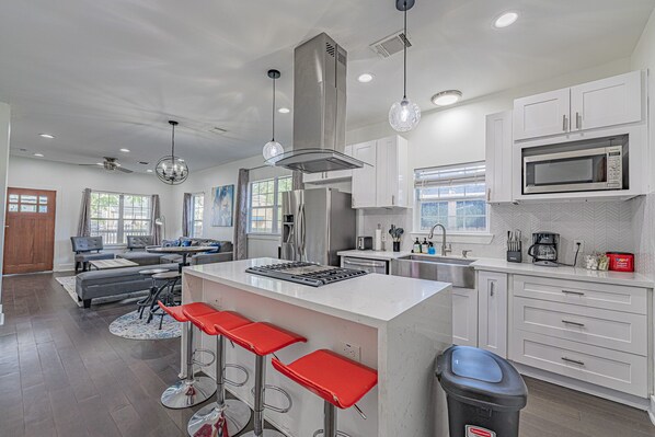 Fridge, microwave, oven, stovetop - Mandala House at North Downtown (Houston)