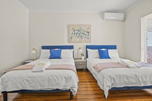 Family House, Garden View | 4 bedrooms, desk, iron/ironing board, free WiFi - StayAU 4BRM Chic Urban Retreat (Officer)