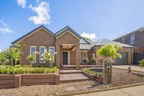 Front of property - StayAU 4BRM Chic Urban Retreat (Officer)