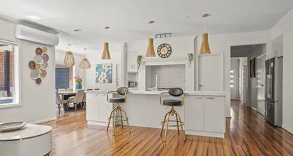 StayAU 4BRM Chic Urban Retreat