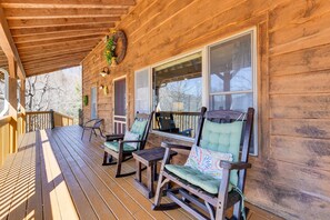 Terrace/patio - Peaceful Bryson City Cabin w/ Hot Tub & Deck! (Bryson City)