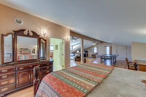 3 bedrooms, desk, iron/ironing board, Internet - Peaceful Bryson City Cabin w/ Hot Tub & Deck! (Bryson City)