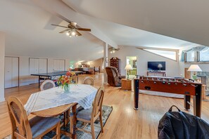 Dining - Peaceful Bryson City Cabin w/ Hot Tub & Deck! (Bryson City)