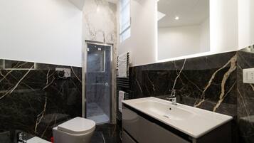 Dusche, Haartrockner, Bidet, Handtücher