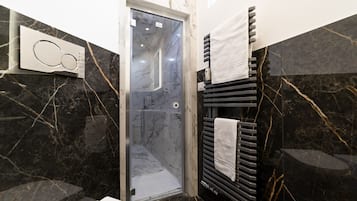 Dusche, Haartrockner, Bidet, Handtücher