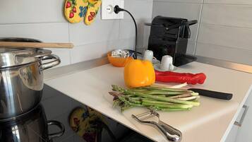 Kylskåp, mikrovågsugn, spishäll och kaffe- och tebryggare