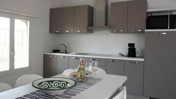 Kühlschrank, Mikrowelle, Herdplatte, Wasserkocher mit Kaffee-/Teezubehör