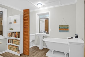 Douche, séchoir à cheveux, serviettes fournies