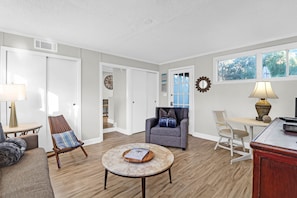 TV - 201 East Hudson! Close to Beach Access & Restaurants. Large Screen Porch! Pet Friendly! Fenced Yard (Folly Beach)