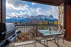 Outdoor dining - Chic Mountain View - Pool&HotTub - Fireplace - BBQ! (Canmore)