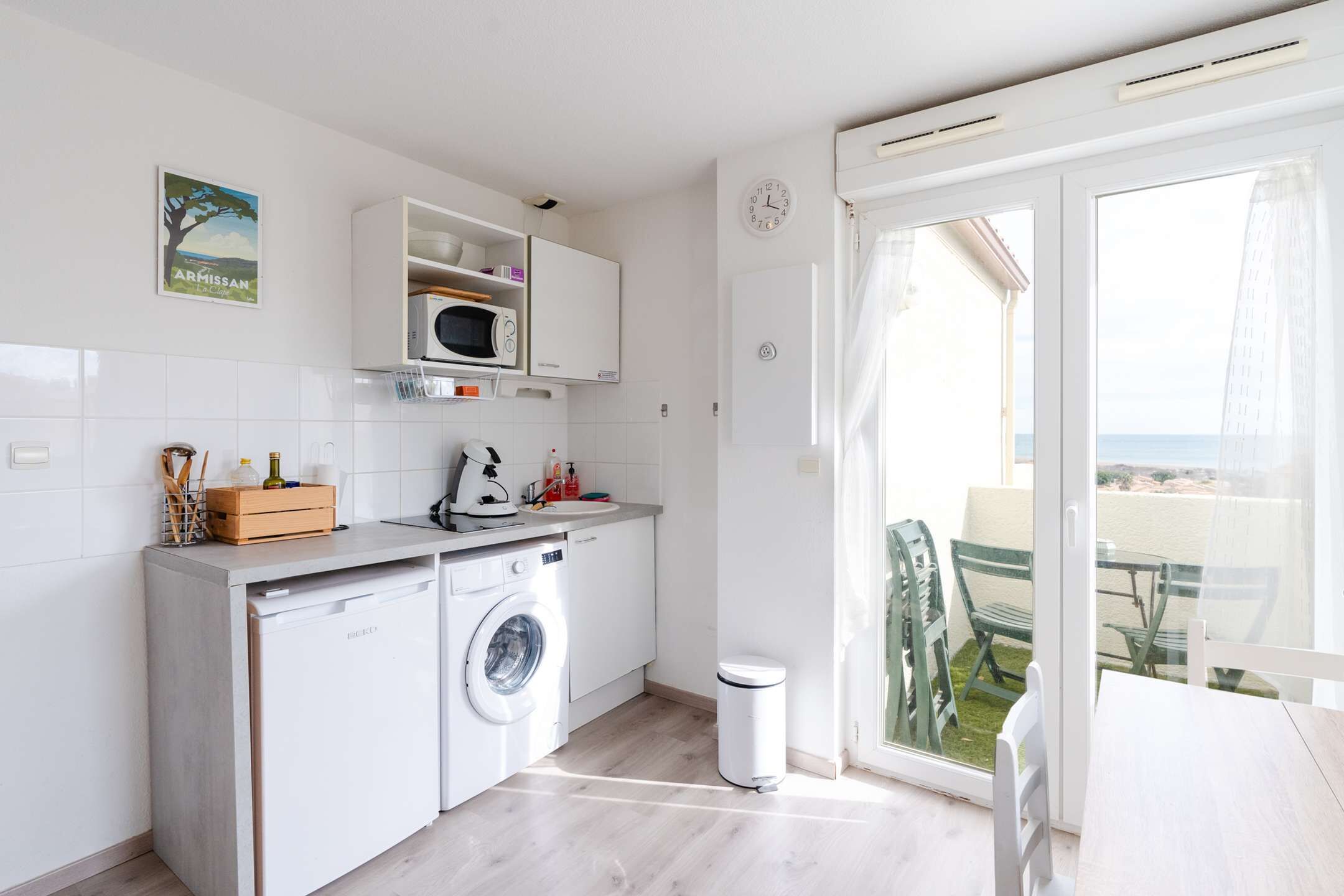 Køleskab, mikrobølgeovn, køkkentøj/tallerkener/redskaber