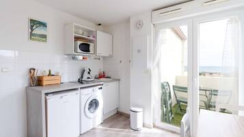 Køleskab, mikrobølgeovn, køkkentøj/tallerkener/redskaber