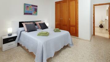 1 slaapkamer, een strijkplank/strijkijzer, gratis wifi, beddengoed