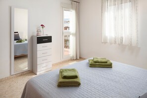 1 habitación, tabla de planchar con plancha, wifi gratis y ropa de cama 